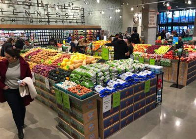 raft fructe si legume in supermarket