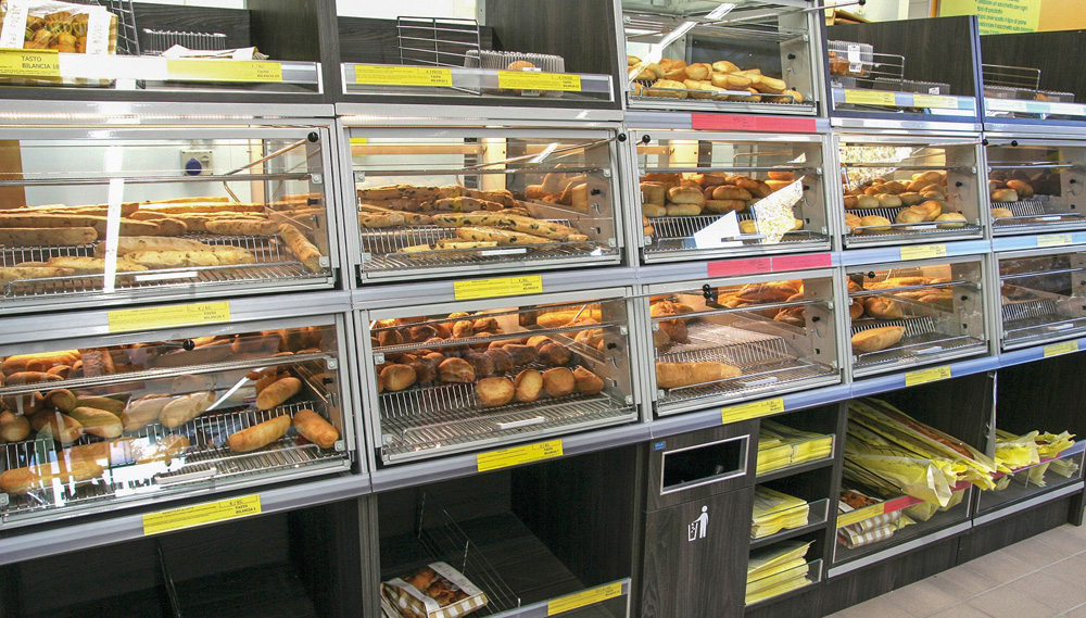 rafturi pentru paine organizate intr-un mod foarte util si frumos pentru clienti