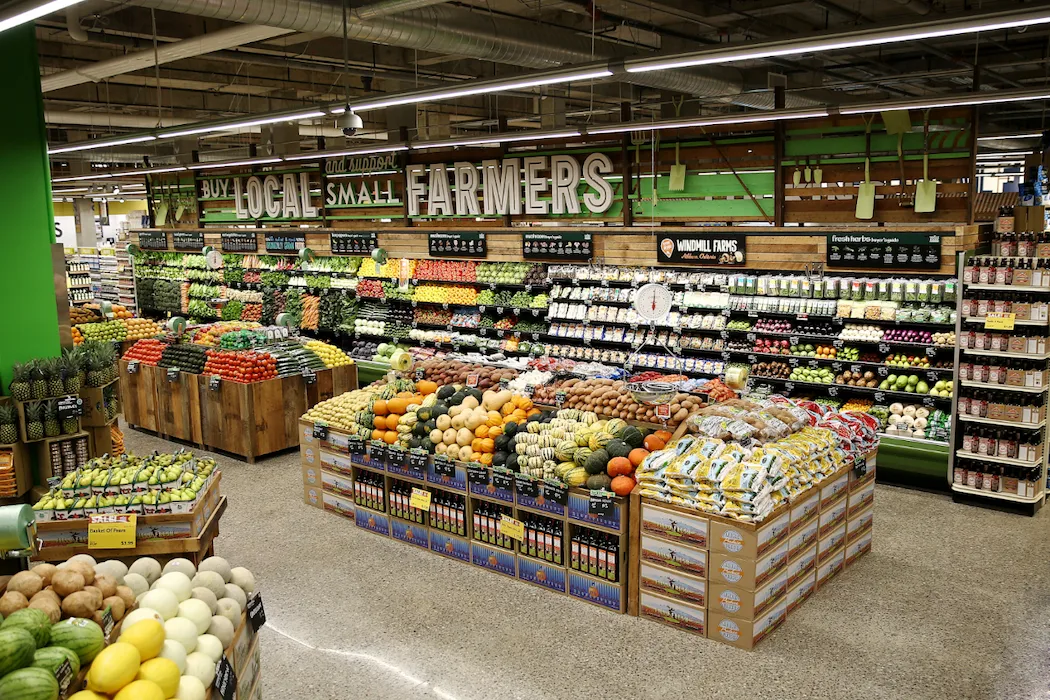 rafturi cu legume fructe in supermarket