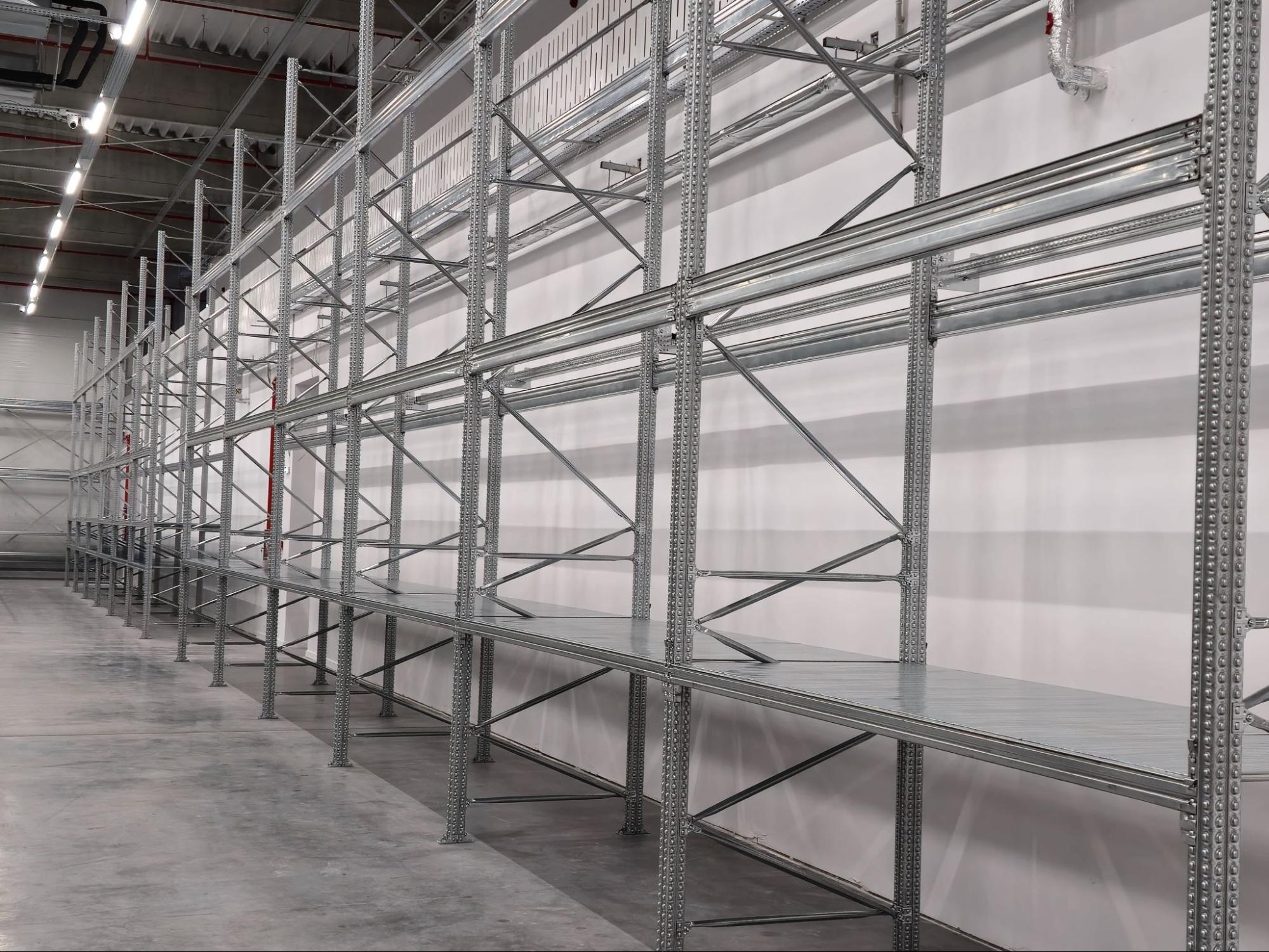 Ghid complet al rafturilor metalice soluții pentru depozite, arhive, magazine și spații comerciale