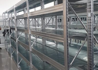 rafturi metalice cu polite gri deschis Hyperline