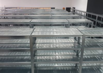 rafturi metalice cu polite gri pentru depozitare Hyperline