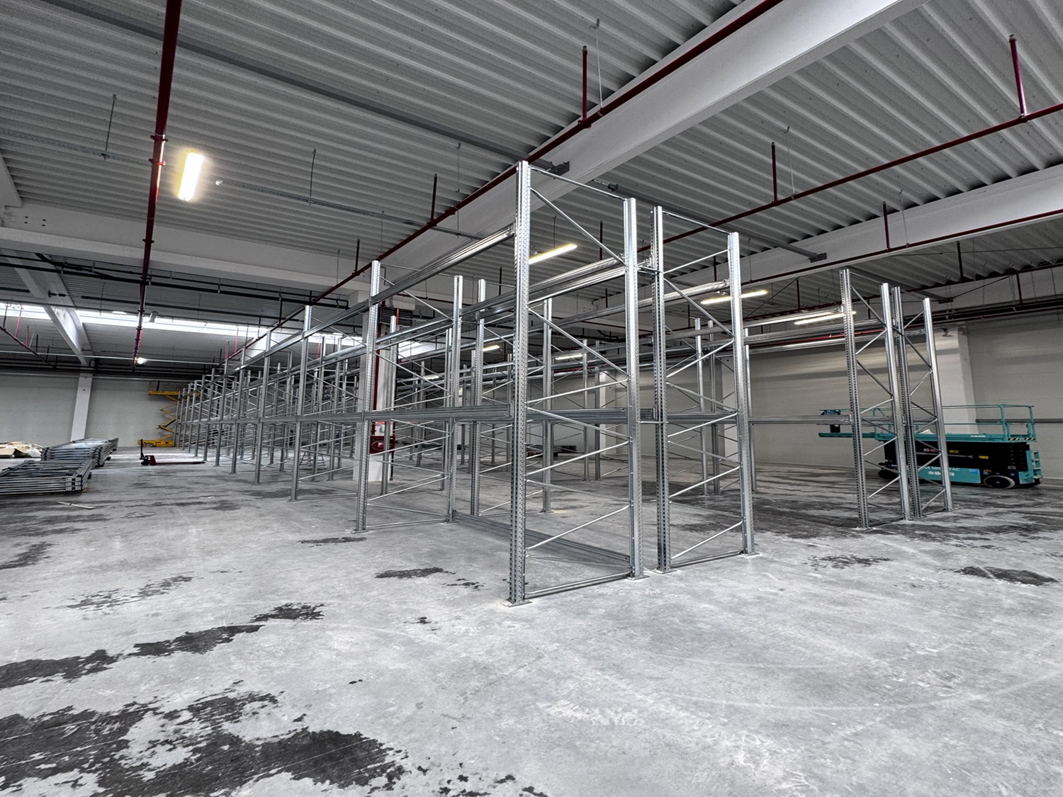 evolutia rafturilor metalice in hala
