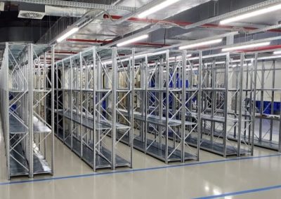 cadru lateral rafturi metalice depozitare manuala in hala industriala
