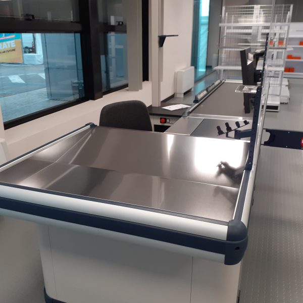 Masă casă de marcat cu bandă transportoare și bazin posterior larg pentru supermarket 4